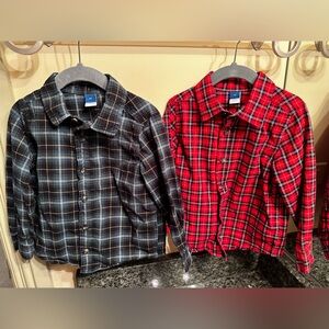 Old Navy set of 2 Boys button down shirts 4T